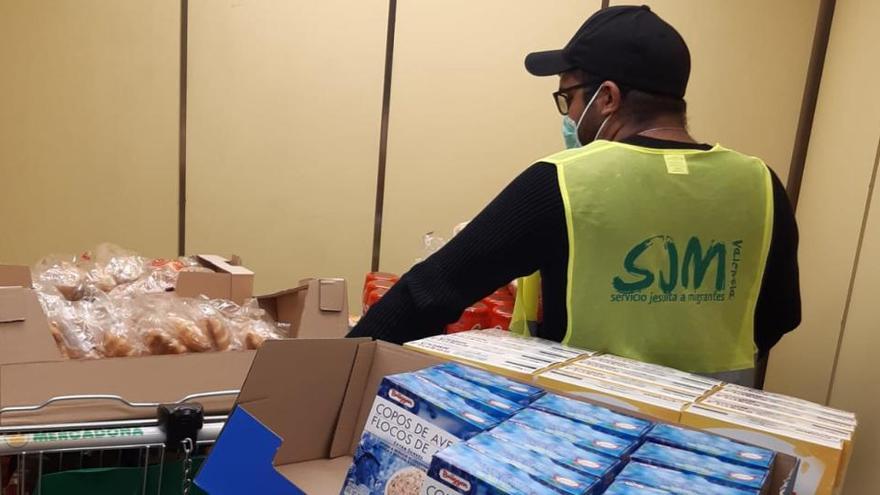 El Servicio Jesuita a Migrantes de València lleva comida a unas 60 familias afectadas por la crisis del coronavirus cada semana.