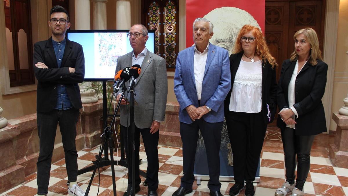 El alcalde de Novelda, Fran Martínez, junto con los miembros de la comisión organizadora del gran desfile infantil de Novelda.