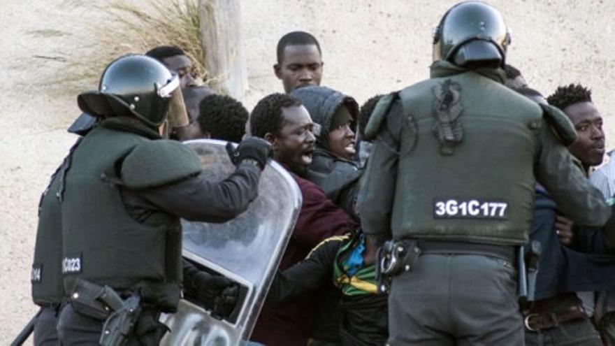 Imágenes de un nuevo intento de asalto masivo a la valla de Melilla