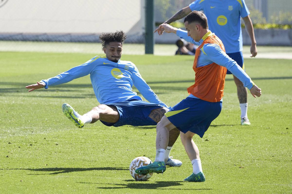 Raphinha intenta interceptar un pase de Marc Casadó en el entrenamiento de este sábado.
