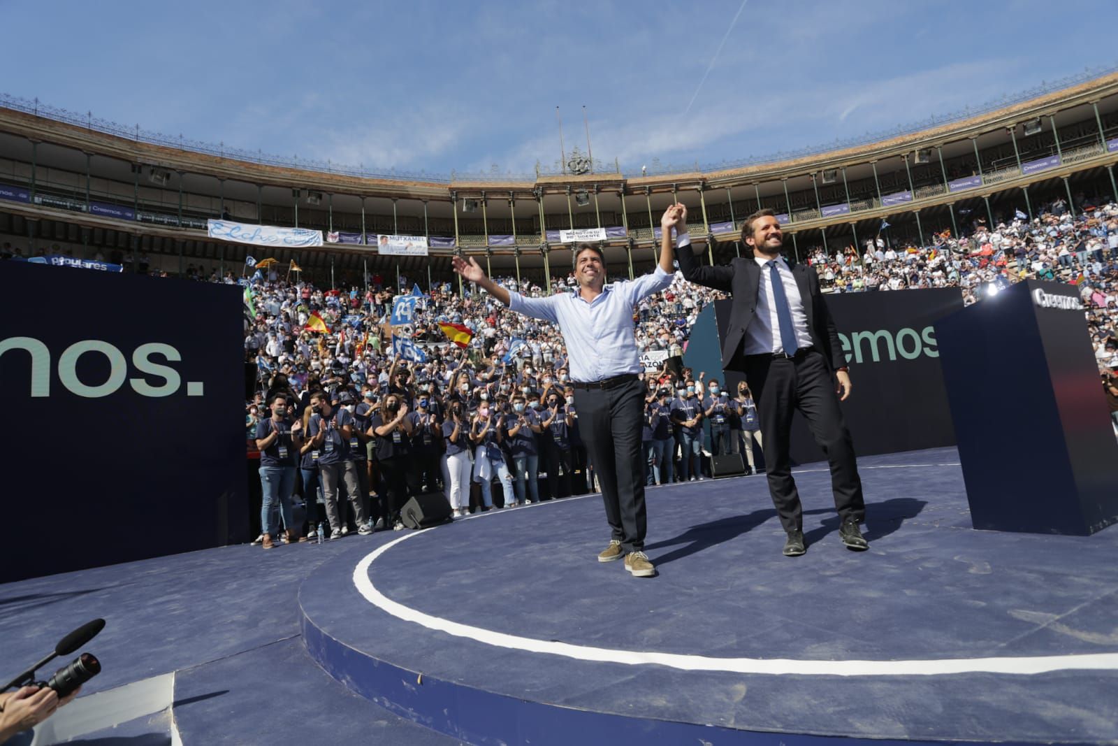 La plaza de toros de València llena en el mitin del PP