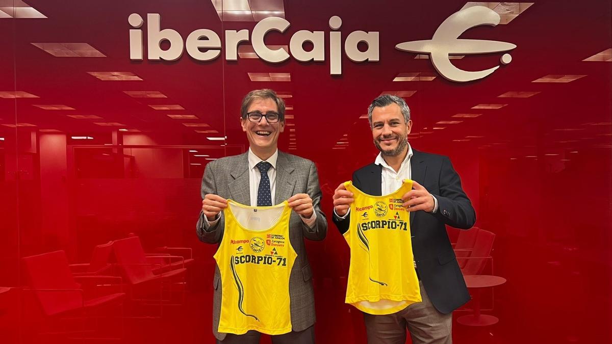 Rafa Guerras, presidente del Scorpio, e Ignacio Torre, director de marketing y estrategia digital de Ibercaja, posan tras la firma del acuerdo.