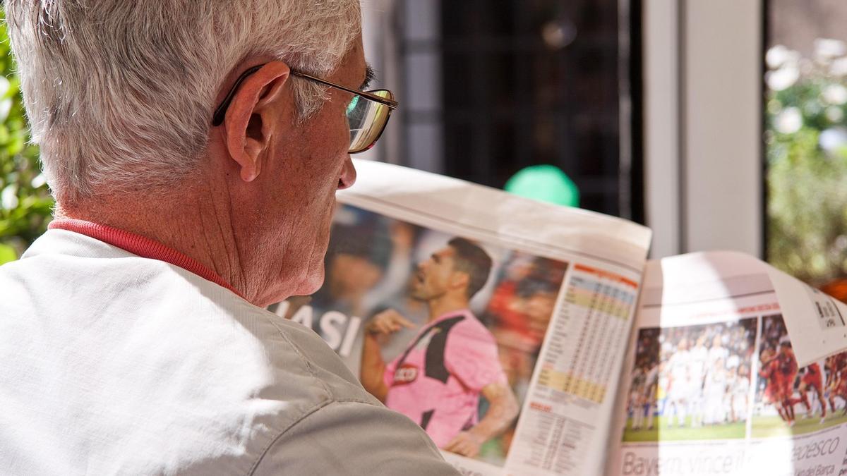 Un jubilado leyendo el periódico