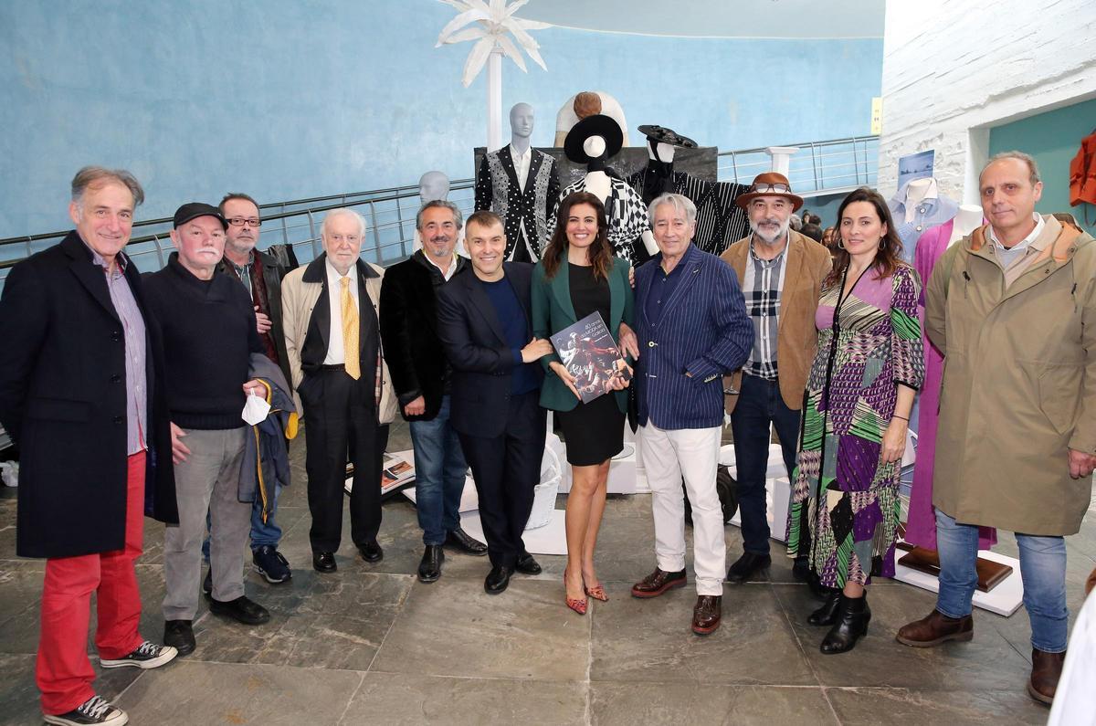 Presentación del libro «40 años de moda en Galicia», escrito por el periodista Fernando Franco, acompañado por los colaboradores, en el Museo del Mar, abril de 2022