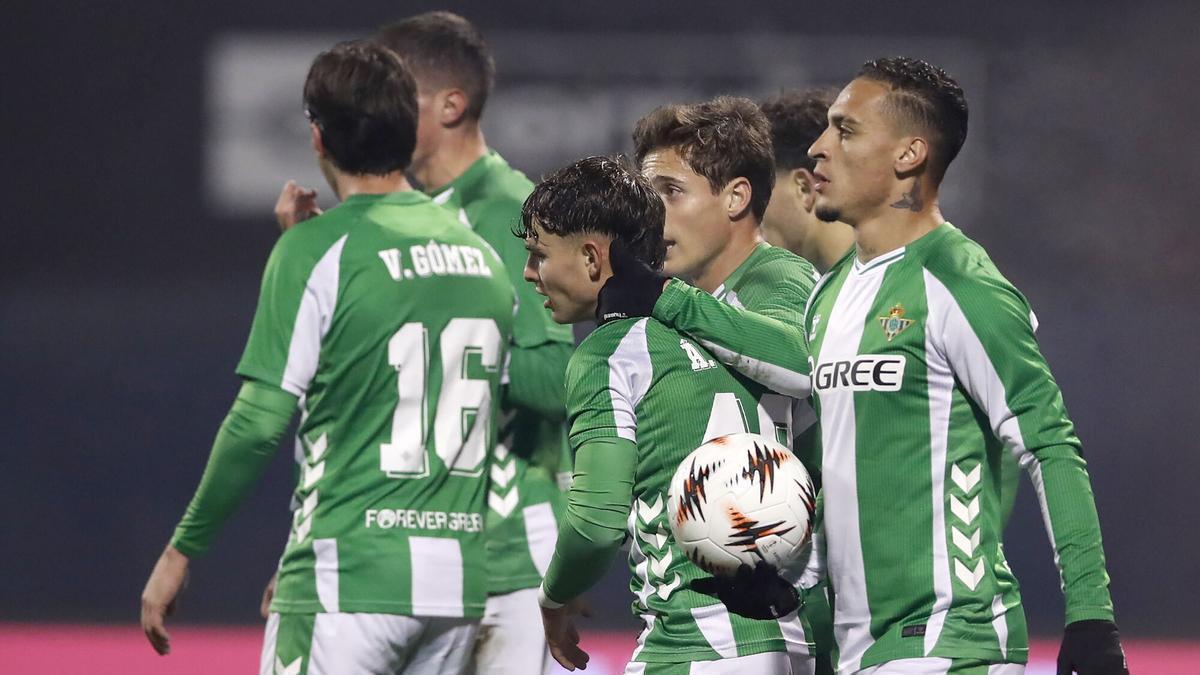 Los jugadores del Betis celebran un gol ante el Dinamo Zagreb en un partido de la liguilla de la Europa League en el Maksimir