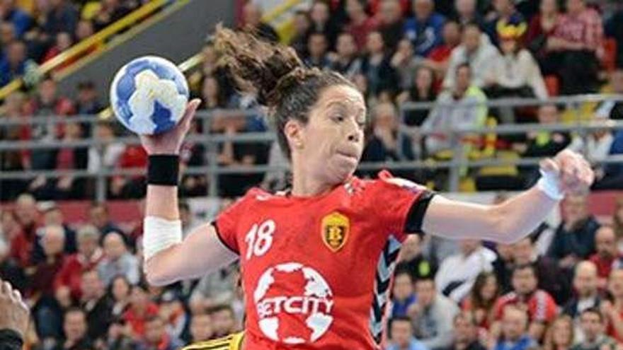 Begoña Fernández lanza durante un partido con el Vardar. // FDV