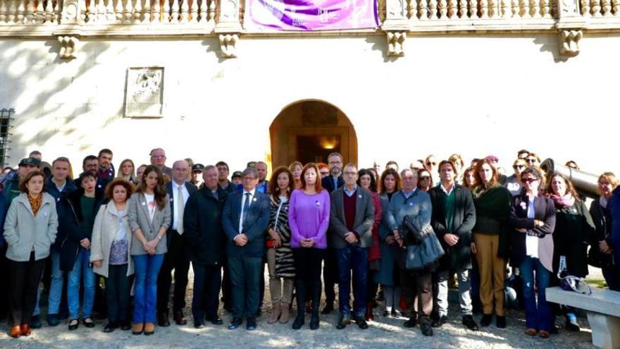 Minuto de silencio en el Parlament en recuerdo a las mujeres asesinadas.