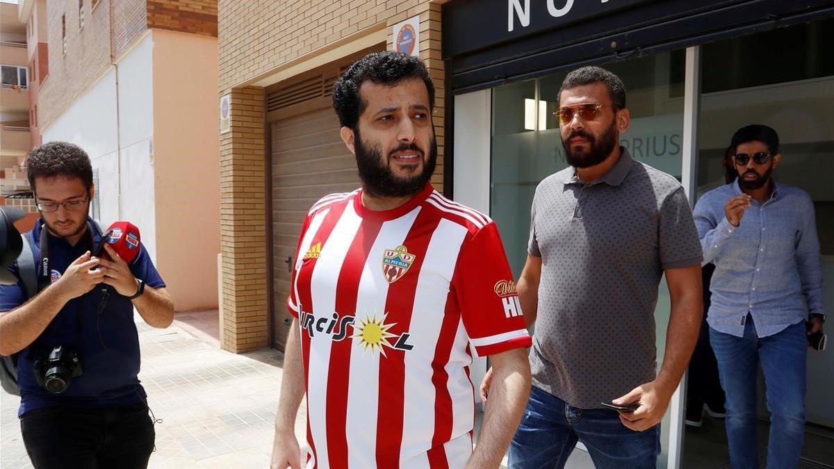 Turki Al-Sheikh sale de la notaría donde firmó la compra de la UD Almería.