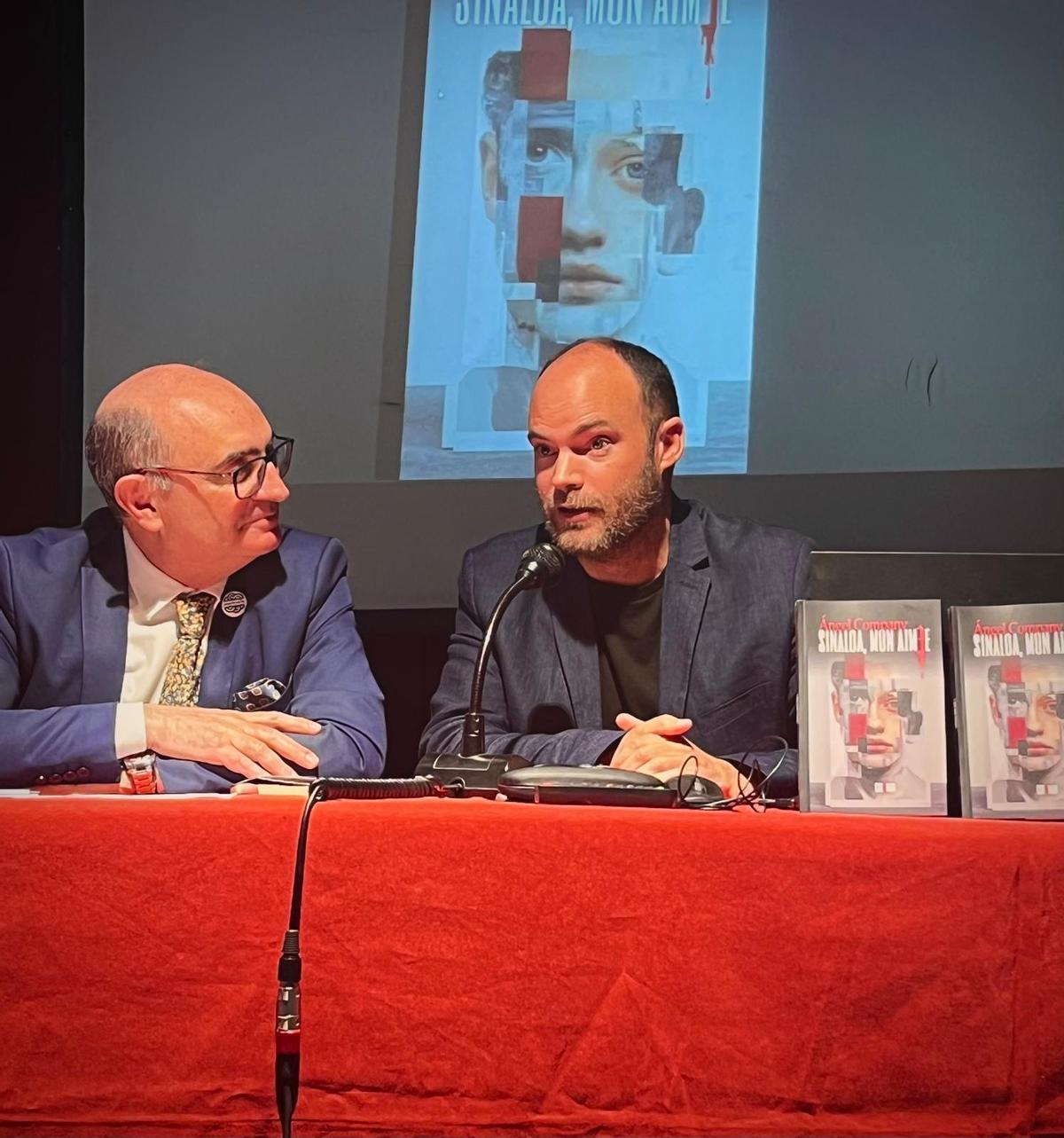 El escritor Àngel Company, en la presentación de su libro en un acto junto al profesor Francisco Valero.