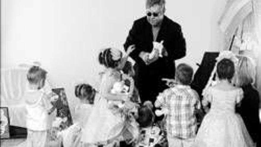 Elton John: EL MUSICO VISITAUN CENTRO DE NIÑOS CON SIDA EN UCRANIA