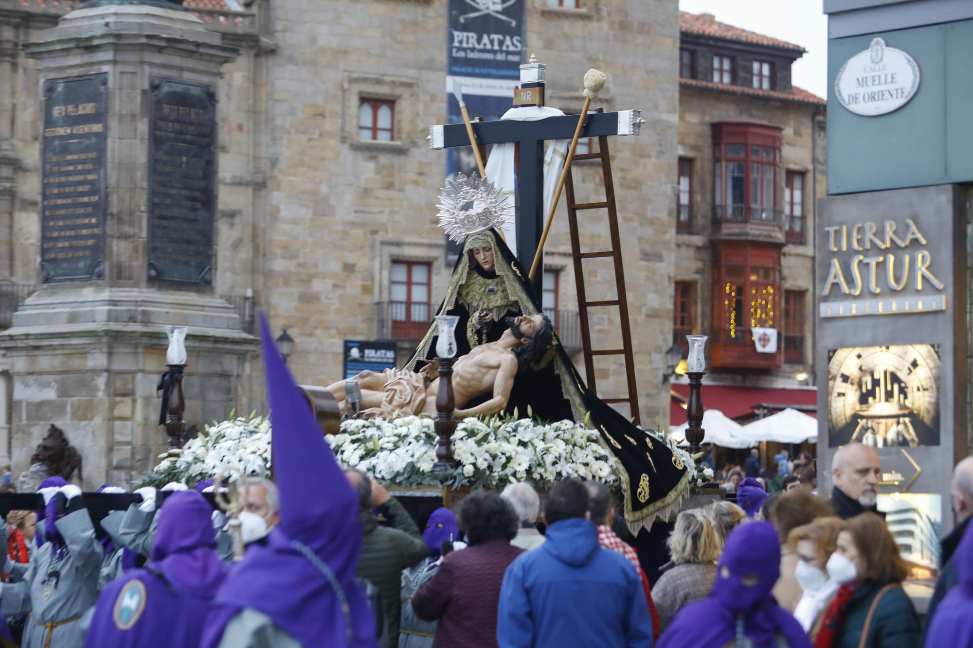 En imágenes: La procesión del Viernes Santo en Gijón