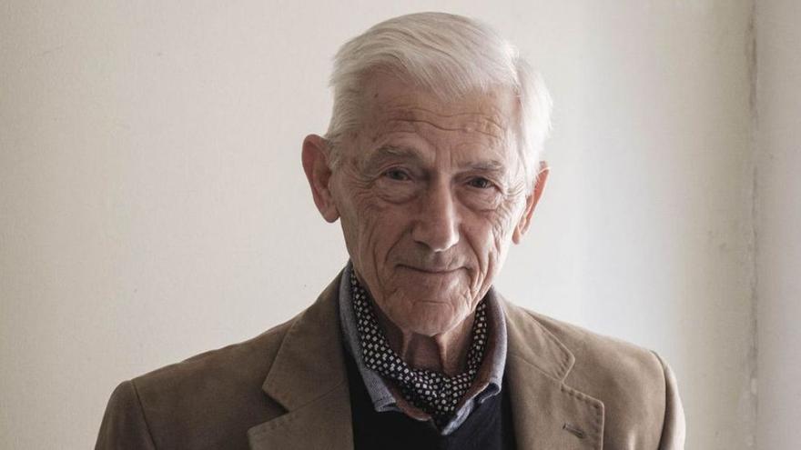 El escritor Theodor Kallifatides, Medalla de Oro del Círculo de Bellas Artes