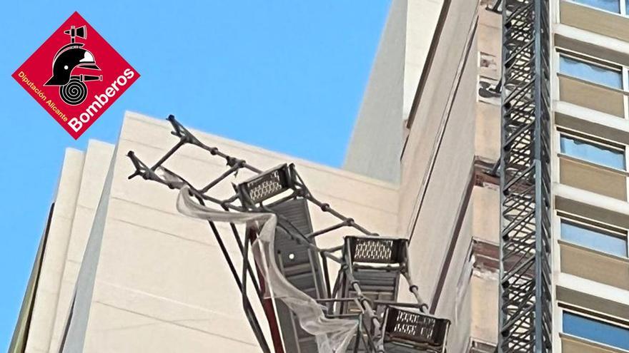 Susto en Benidorm por la caída de un andamio en un edificio de gran altura