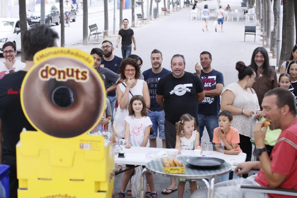 Primer concurs de menjar donuts a Salt