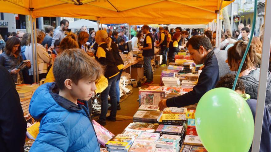 Ambient al centre de Manresa en el Sant Jordi de l&#039;any passat