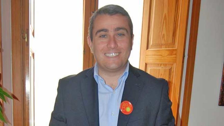Virgilio Moreno luce la chapa promocional del Dijous Bo.