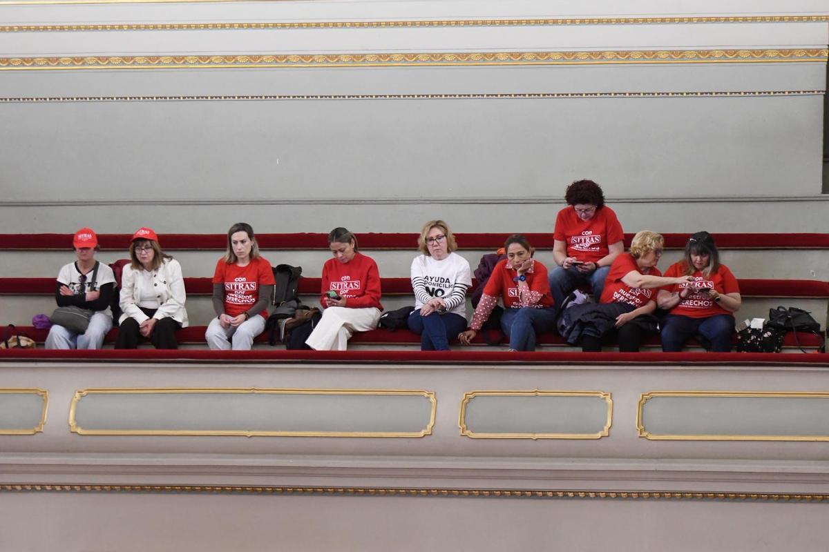 Las trabajadoras del servicio a domicilio en una de las pajareras durante el Pleno municipal de marzo.
