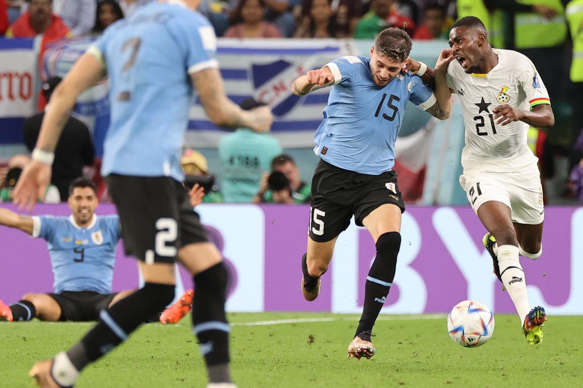 Al Wakrah (Qatar), 02/12/2022.- Salis Abdul Samed (R) of Ghana in action against Federico Valverde of Uruguay during the FIFA World Cup 2022 group H soccer match between Ghana and Uruguay at Al Janoub Stadium in Al Wakrah, Qatar, 02 December 2022. (Mundial de Fútbol, Catar) EFE/EPA/Mohamed Messara