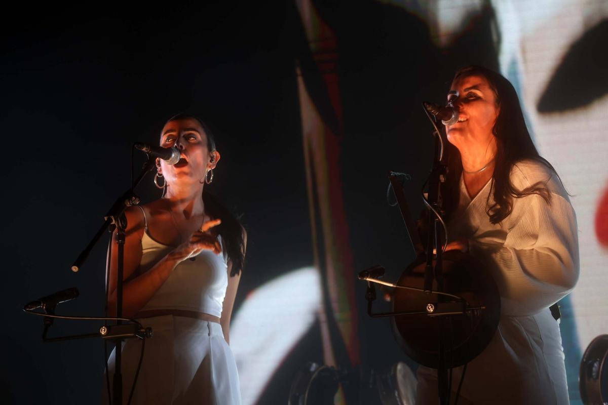 La fiesta vivida anoche en la Romería Vikinga, con actuaciones de los grupos Baiuca y The Rapants.