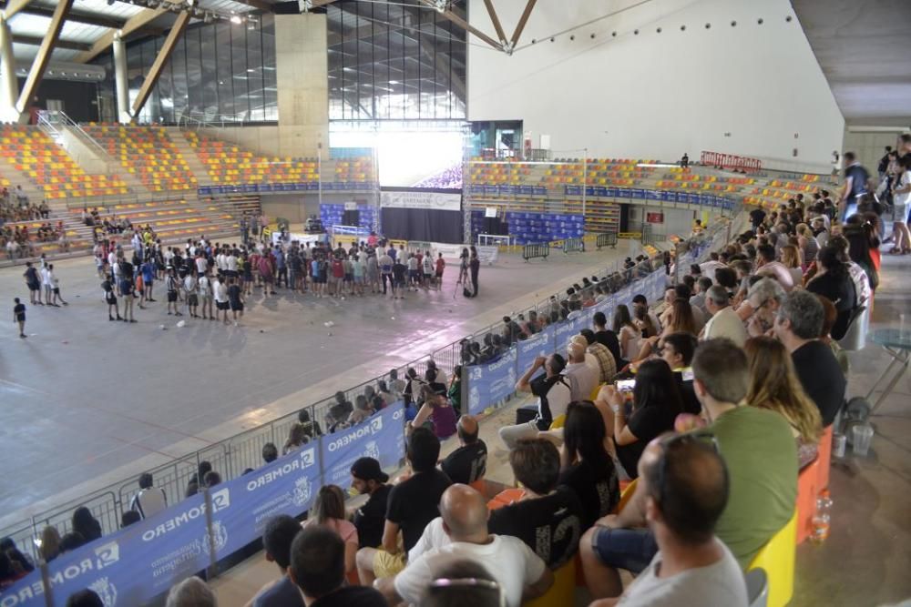 Los aficionados del Cartagena apoyan a su equipo en el Palacio de los Deportes