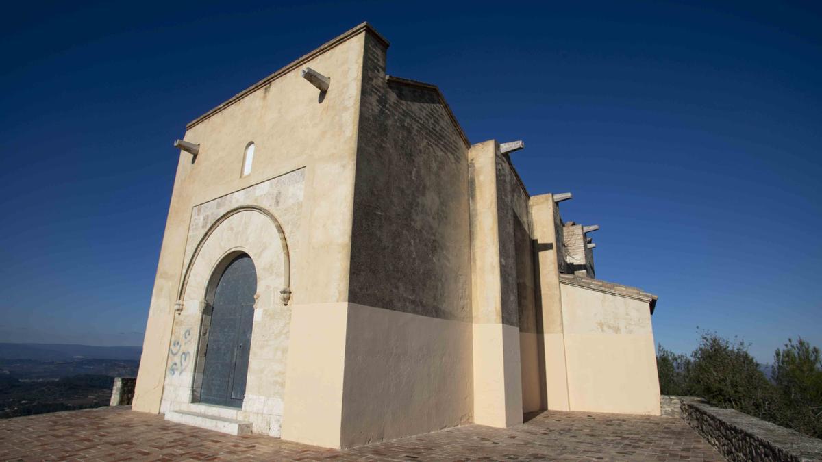 La Llosa de Raes. La brigada de obras del ayuntamiento de Xàtiva elimina las pintadas de la ermita de Santa Anna