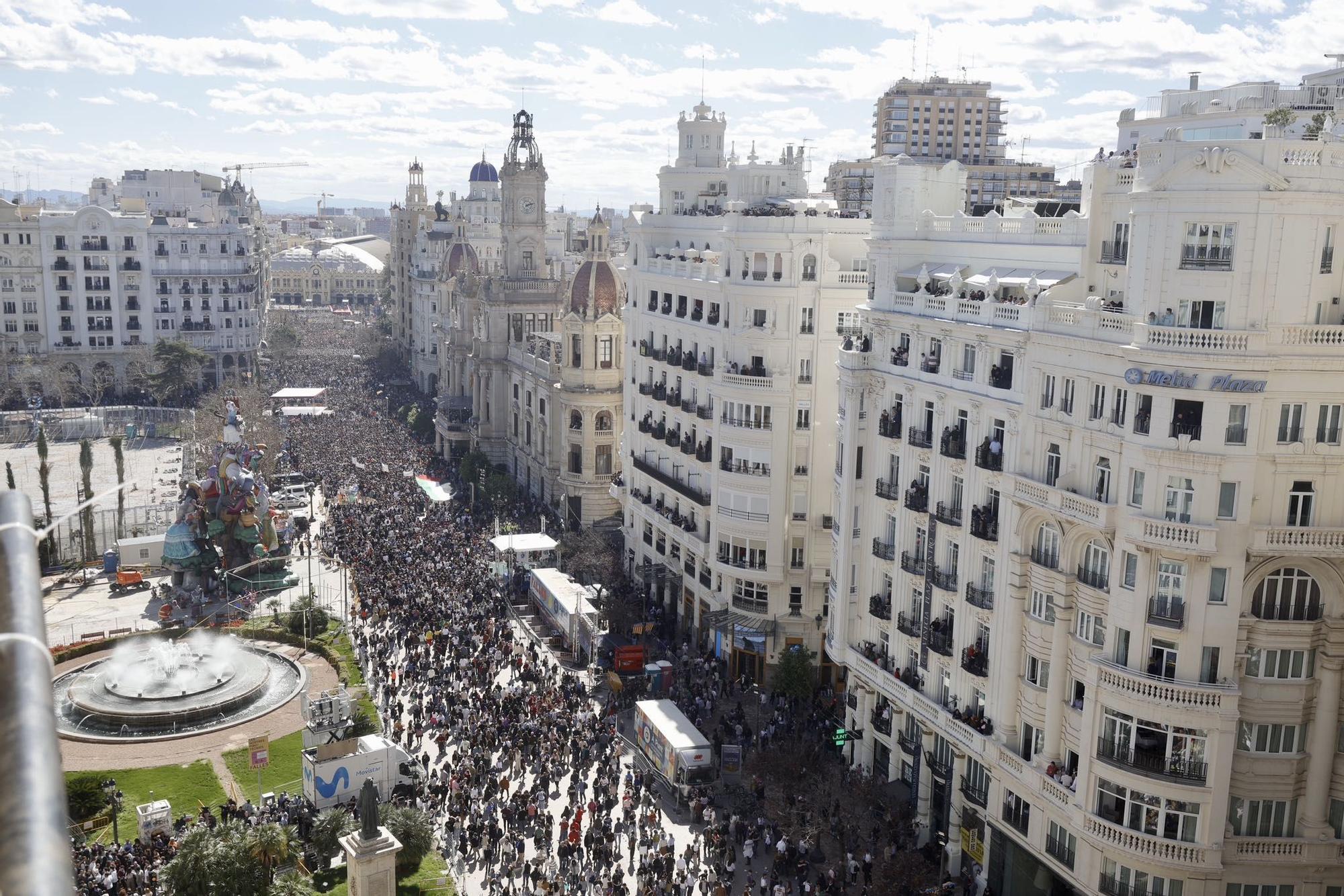 Llenazo total en València en un sábado de sol y muchas ganas de Fallas
