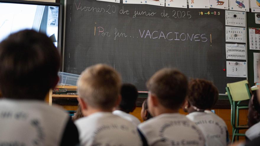 Los niños de Canarias mueven el esqueleto en el último día de clase