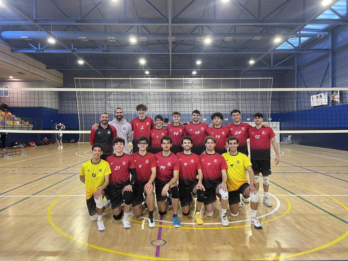 L'equip de l'AE Vòlei Manresa a la pista del CV Barberà