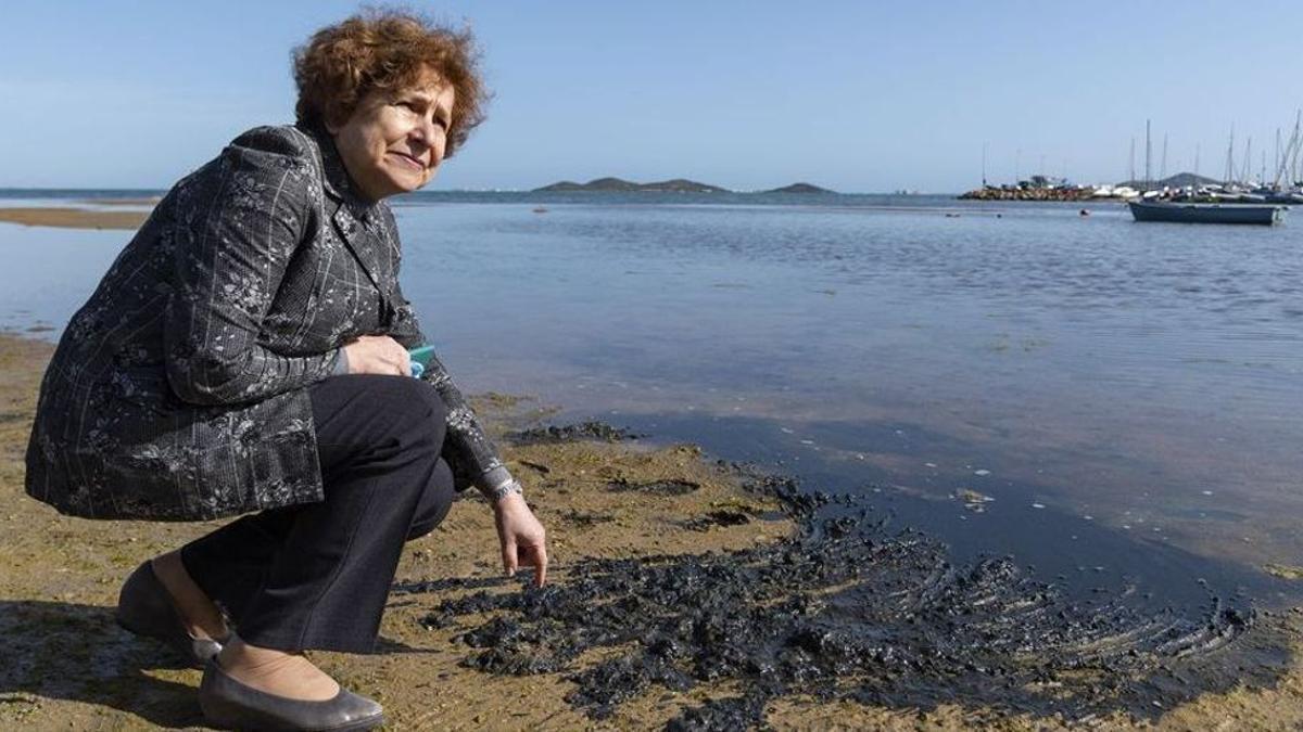 La eurodiputada y jefa de la delegación, Tatjana Zdanoka, señala los fangos del Mar Menor.