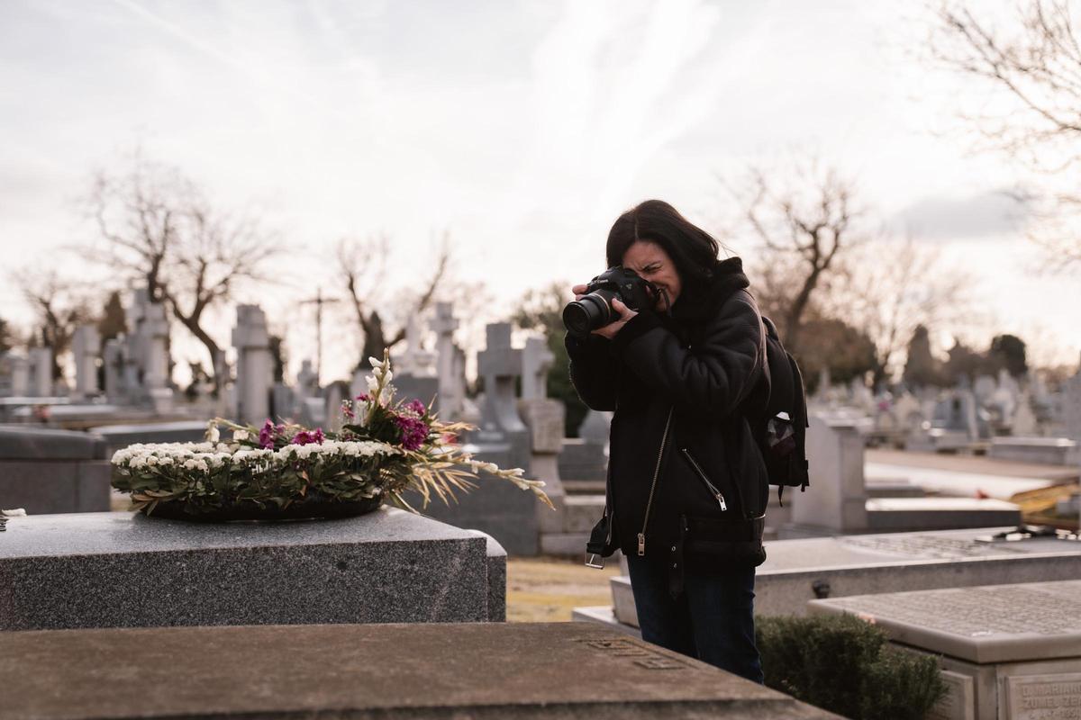 Lorena recorre los cementerios de toda España para fotografiar los elementos más extraños y curiosos que encuentra.