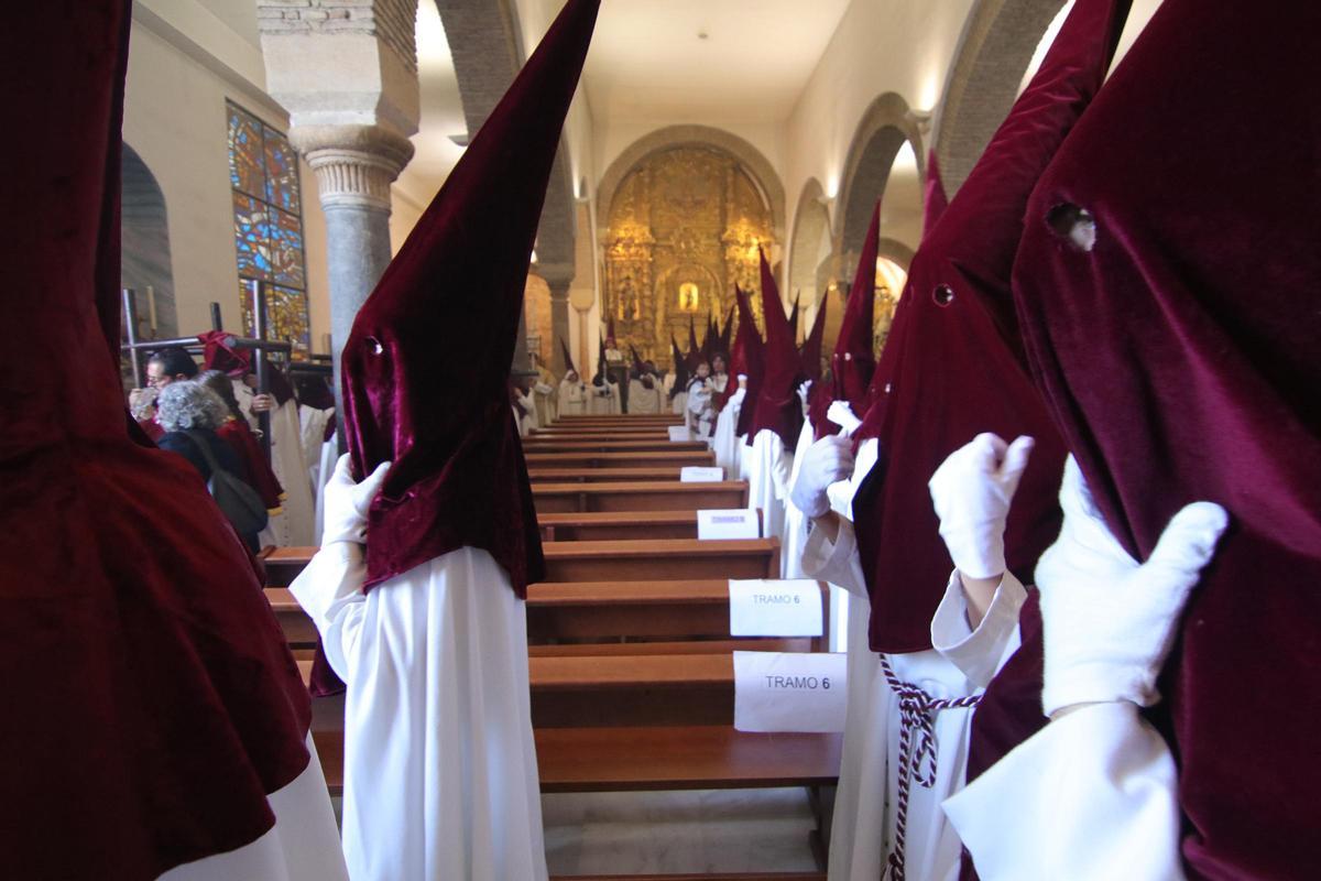 La Hermandad de la Vera Cruz en la tarde del Lunes Santo La Hermandad de la Vera Cruz en la tarde del Lunes Santo