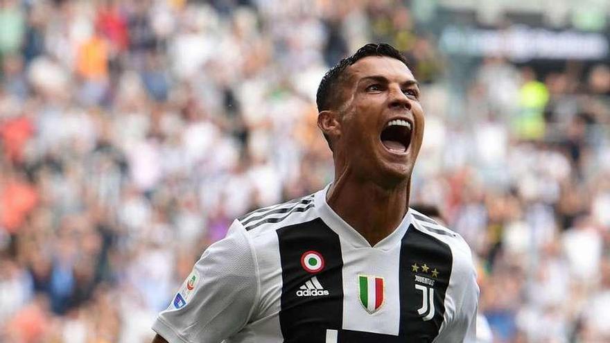 Cristiano Ronaldo celebra uno de los goles con la Juventus ante el Sassuolo. // Miguel Medina