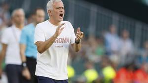 Mourinho da instrucciones durante un entrenamiento de la Roma.