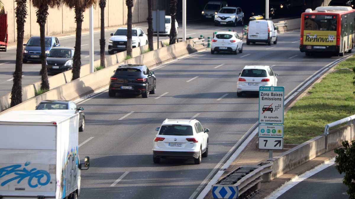 Carteles de ’Zona de bajas emisiones’ en la Ronda de Dalt de Barcelona.