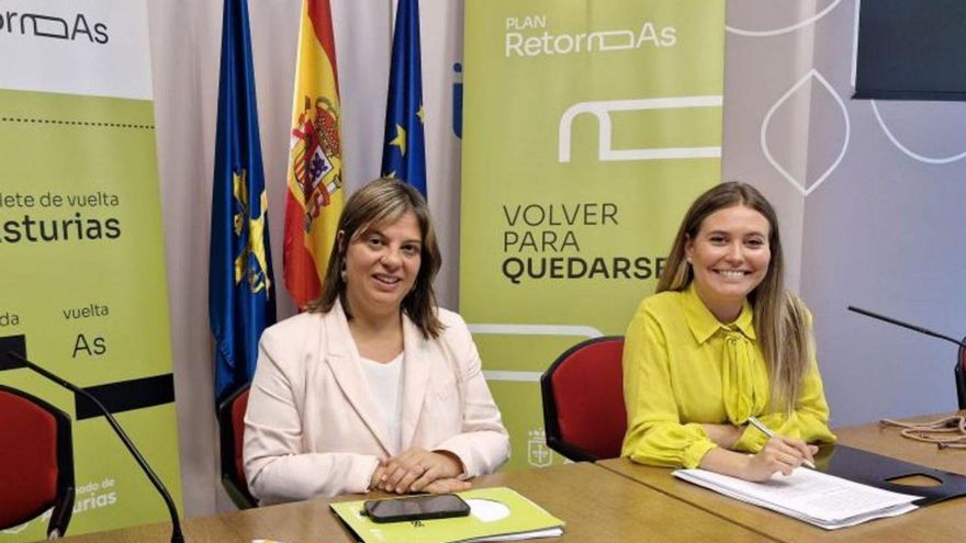 Por la izquierda, Gimena Llamedo y Olaya Romano, directora general de Emigración, ayer, durante la presentación.