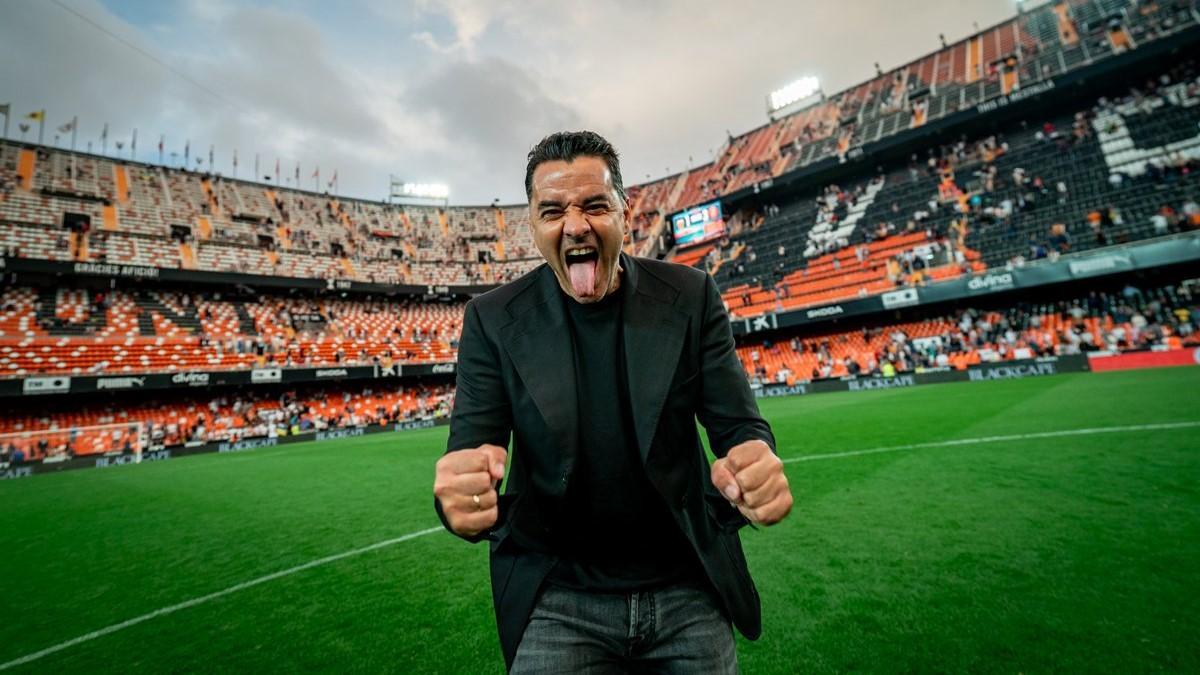 Míchel celebra el triunfo del Girona en Mestalla sobre el Valencia en la penúltima jornada de Liga.