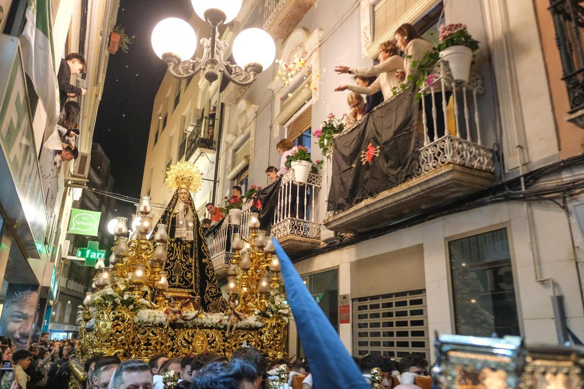 La Cofradía de la Dolorosa de Elche procesiona su paso el Miércoles Santo.