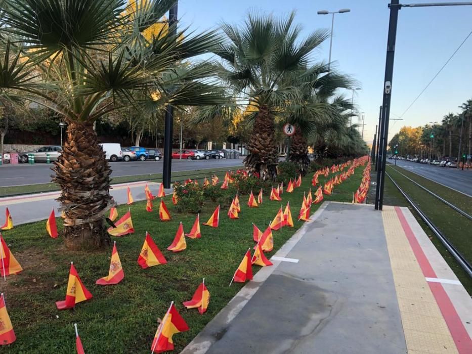 La Avenida Juan de Borbón de Murcia amanece con miles de banderas de España por las víctimas del coronavirus