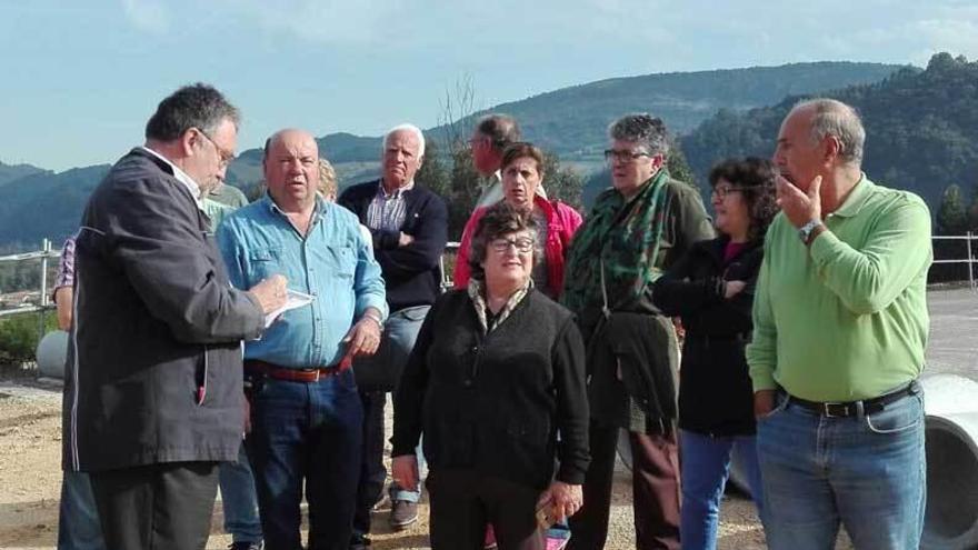 Un grupo de vecinos de Salas, ayer, con el diputado de Foro Isidro Martínez Oblanca, a la izquierda.