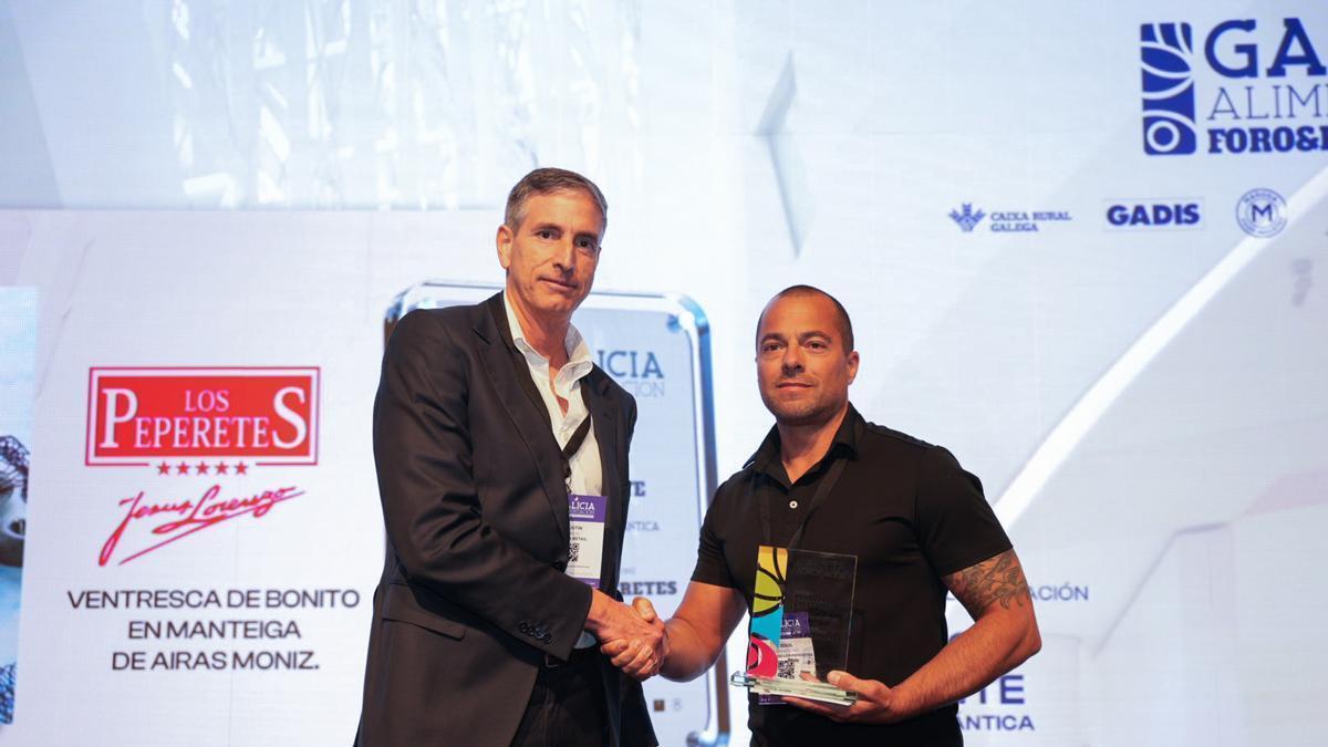 Jesús Lorenzo reciendo el premio a la excelencia.
