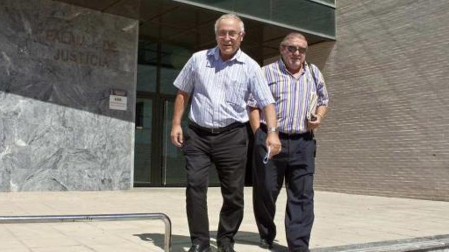 Los exconcejales del PP José Perles y Javier Morató, a la salida del juzgado, ayer.