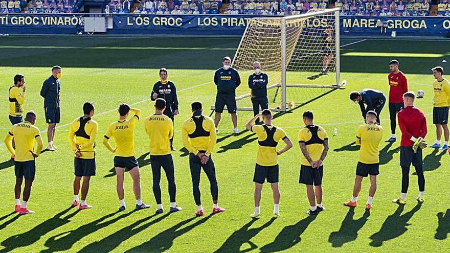 Emery con sus jugadores sobre el césped de La Cerámica.