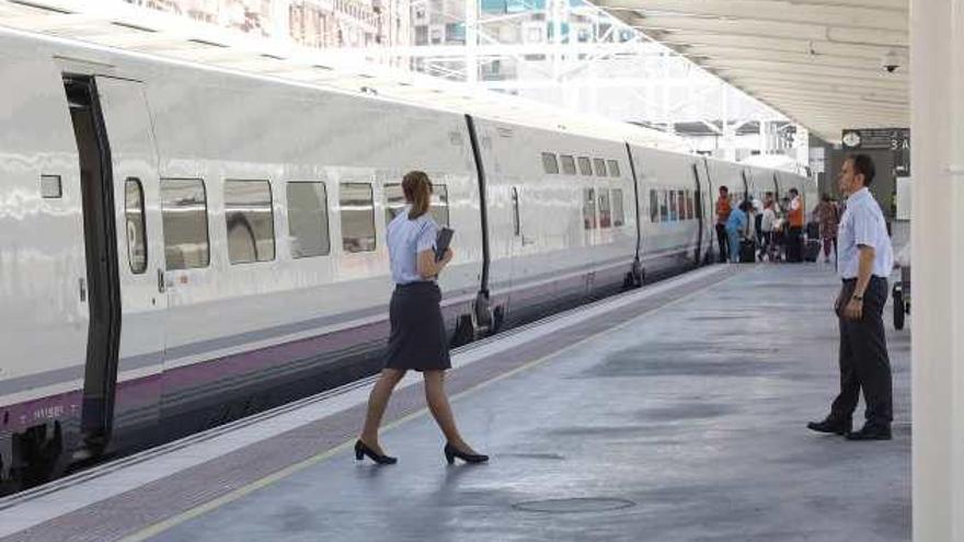 Un tren de alta velocidad llegando a la estación de Alicante.