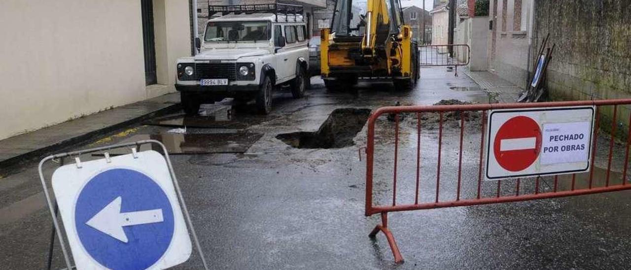 Unas obras de mejora de saneamiento en Sobrán. // Noé Parga