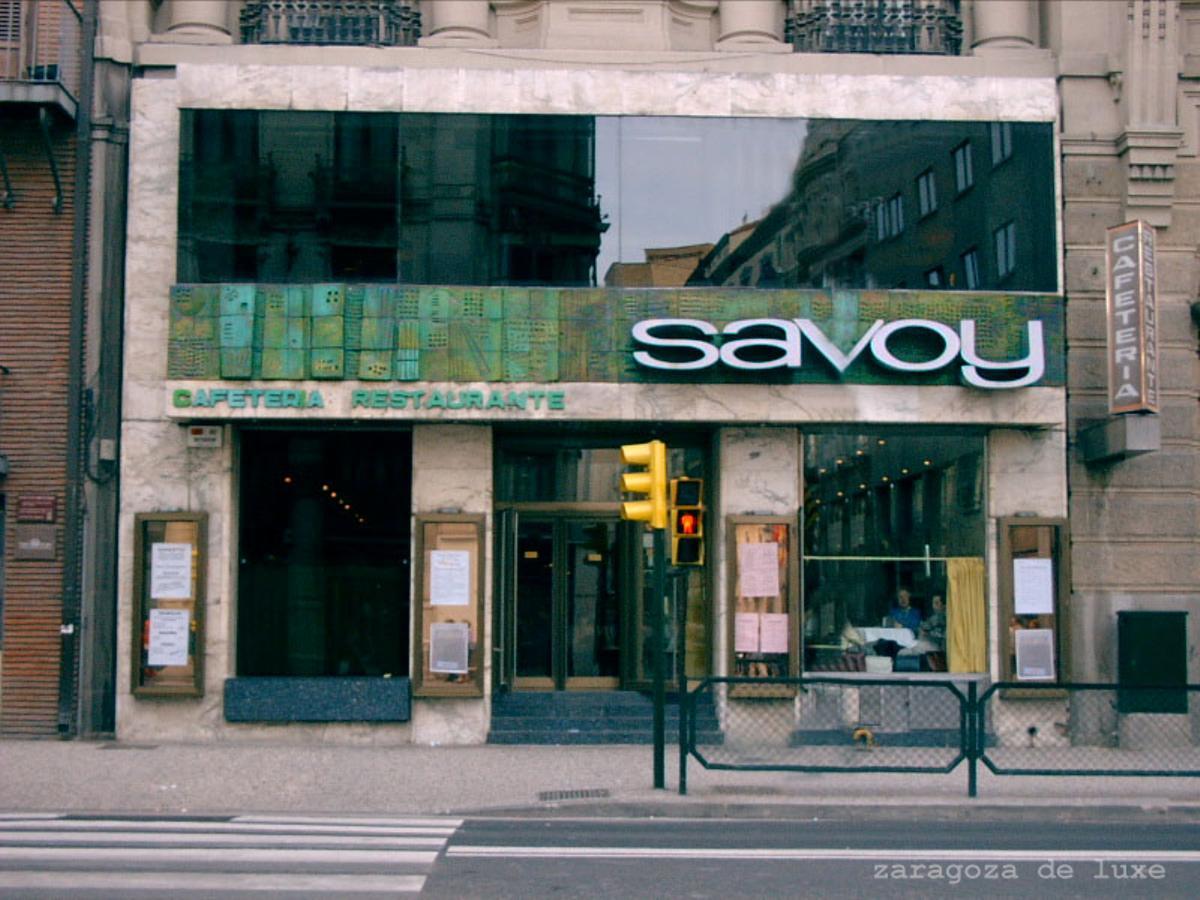 La sede bancario fue ocupada anteriormente por el mítico restaurante Savoy, que se cerró a principios del siglo XXI.