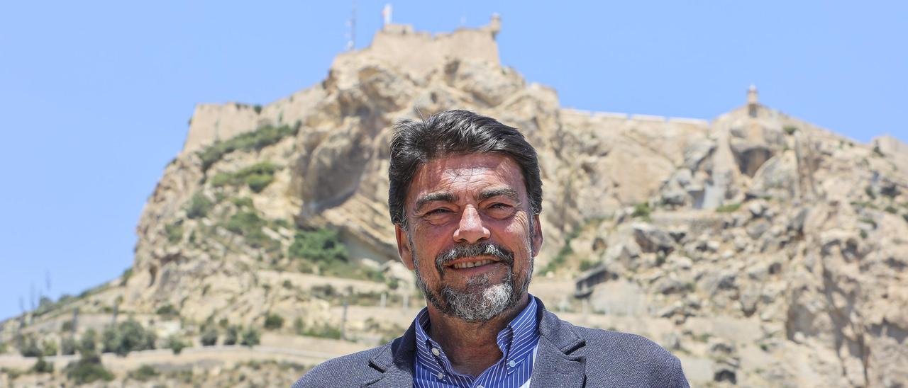 El alcalde de Alicante, Luis Barcala, posa en el Ayuntamiento con el castillo de Santa Bárbara al fondo