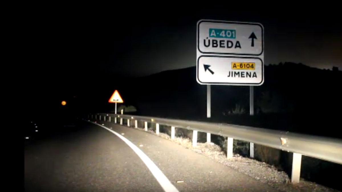 Cuatro jóvenes fallecen en Úbeda (Jaén) tras chocar frontalmente con otro vehículo.