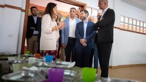 Pablo Bustinduy ayer con el consejero Narvay Quintero,en el CEIP La Luz, en el municipio tinerfeño de La Orotava