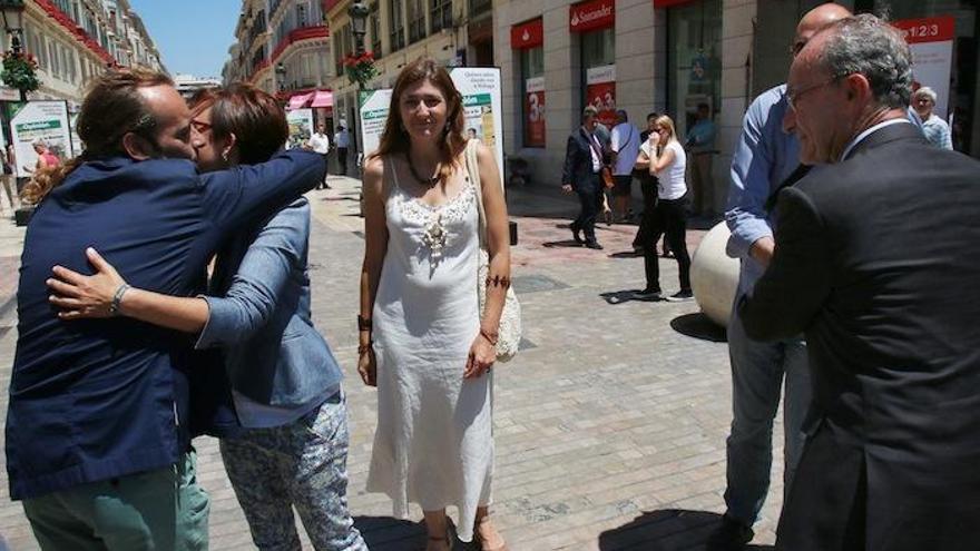 Juan Cassá (Ciudadanos) y María Gámez (PSOE) muestran su complicidad efusivamente mientras Ysabel Torralbo (Málaga Ahora) espera su turno para agasajar a Cassá; Eduardo Zorrilla (IU) se deja entrever en escena y el alcalde en funciones, a la derecha, observa ciertamente desconfiado y sorprendido a medias.