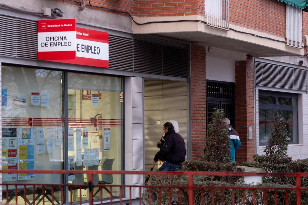 Un hombre entra a una oficina de empleo.